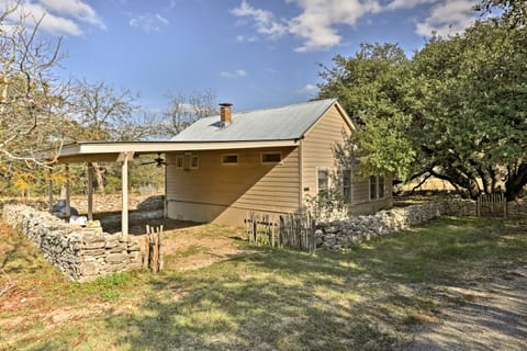 Cottage on Bulverde Ranch with Pool and Farm Access! House in Bulverde