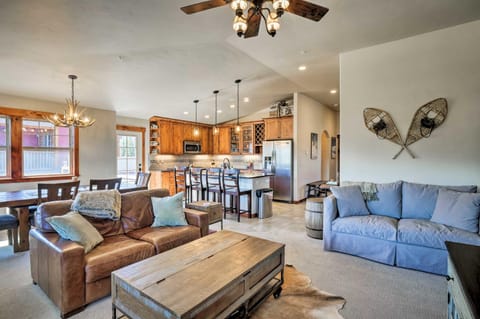 Winter Park Condo with Hot Tub and Mountain Views! Apartment in Fraser