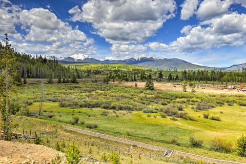 Winter Park Condo with Hot Tub and Mountain Views! Apartment in Fraser