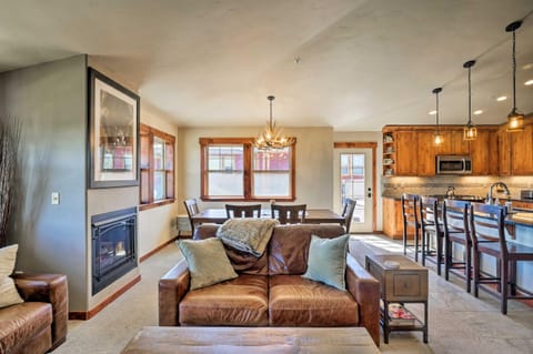 Winter Park Condo with Hot Tub and Mountain Views! Apartment in Fraser