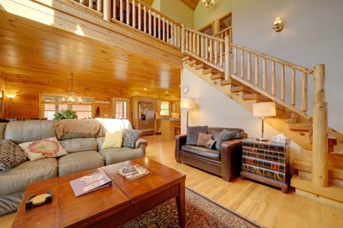 Maggie Valley Cabin with Private Hot Tub and Game Room Cabin in Maggie Valley