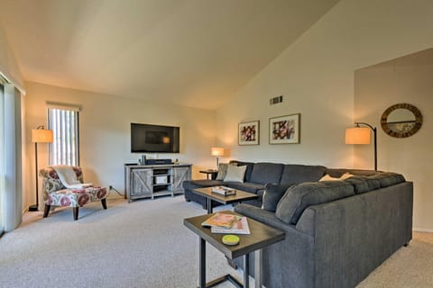 Cathedral City Condo with Pool, 7 Mi to Palm Springs Apartment in Cathedral City