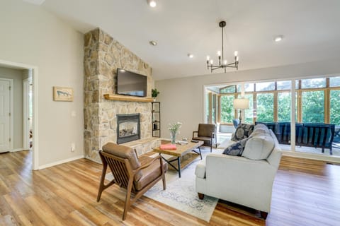 The Bella Vista Lakeside Treehouse Dock and Kayaks! House in Bella Vista