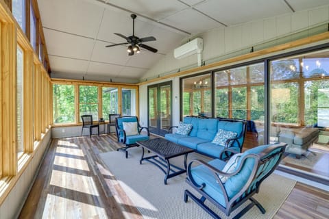 The Bella Vista Lakeside Treehouse Dock and Kayaks! House in Bella Vista