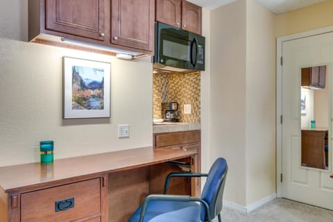 Half-Mi to Light Rail Greenwood Village Studio Apartment in Greenwood Village