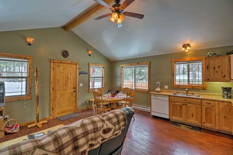 Hungry Horse Cabin Deck, Fire Pit, Near Glacier! Cabin in Hungry Horse