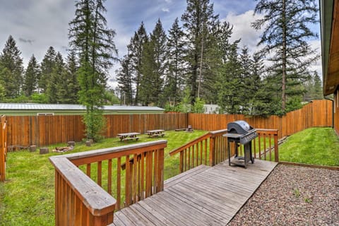 Hungry Horse Cabin Deck, Fire Pit, Near Glacier! Cabin in Hungry Horse