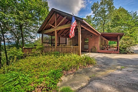 Cozy Sunset View Cabin with Game Room and Mtn Views! Cabin in East Ellijay