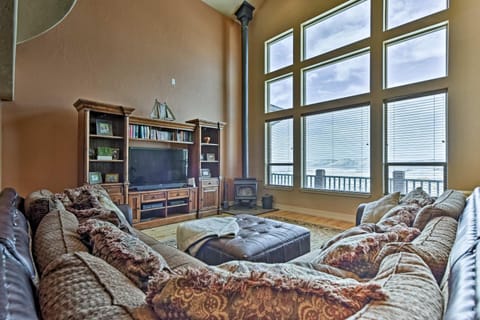 Cabin with Beach Access, Sport Court, Hot Tub and View Cabin in Bear Lake