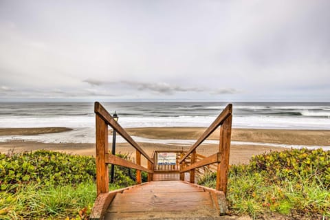 Lincoln City Condo Pool Access, Walk to Beach! Apartment in Lincoln Beach