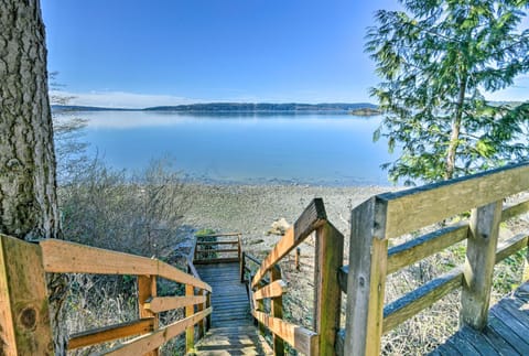 Cozy Beachouse View and Deck, Steps from Skagit Bay House in Whidbey Island