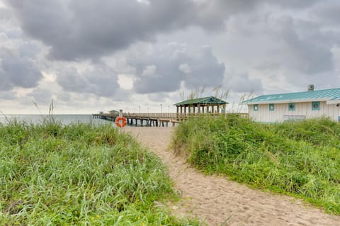 Ft Lauderdale Area Condo - Walk to Beach and Shops! Apartment in Lauderdale-by-the-Sea