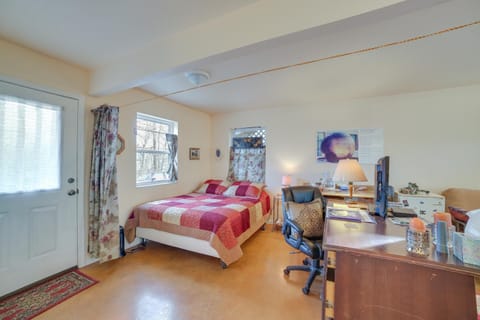 Cozy Rogers Studio Apt with Lake Access and Fire Pit! Apartment in Beaver Lake