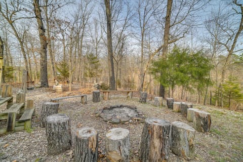 Cozy Rogers Studio Apt with Lake Access and Fire Pit! Apartment in Beaver Lake