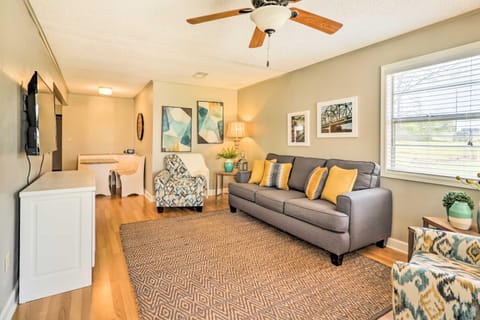 Charming Home with Porch Walk to Greers Ferry Lake! House in Higden