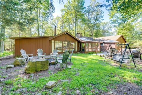 3 Mi to Slopes! Hot Tub Haven Near Lake Harmony House in Hickory Run State Park