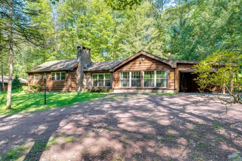 3 Mi to Slopes! Hot Tub Haven Near Lake Harmony House in Hickory Run State Park