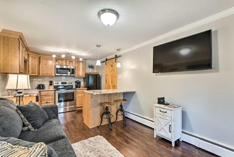 11 Mi to Denver Zoo Lakewood Studio with Fire Pit! Apartment in Lakewood