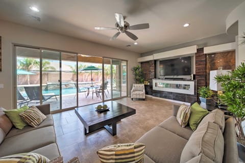 Hot Tub and Putting Green Home in Surprise House in Surprise