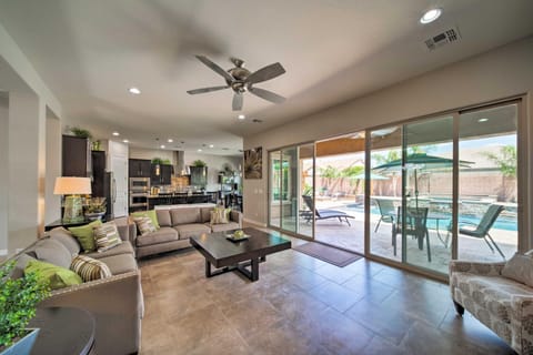 Hot Tub and Putting Green Home in Surprise House in Surprise