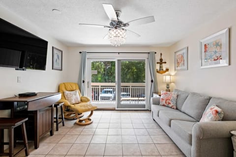 Walk to Bars and Shops Resort Condo in Hilton Head! Apartment in Coligny Beach