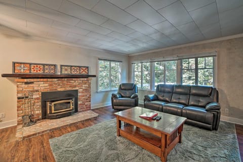 Riverfront Cottage in Redwoods with Decks and Beach! House in Ben Lomond