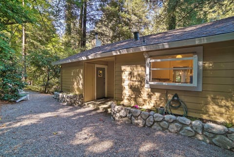 Riverfront Cottage in Redwoods with Decks and Beach! House in Ben Lomond