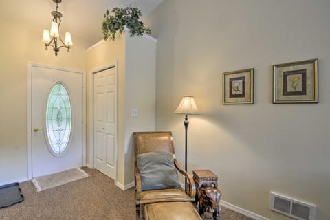 Anderson Island Retreat with Lakefront Deck and Canoe! House in Anderson Island