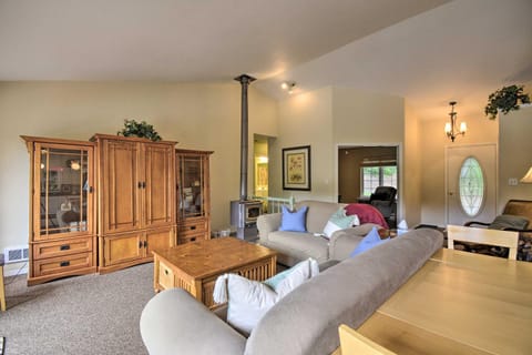 Anderson Island Retreat with Lakefront Deck and Canoe! House in Anderson Island