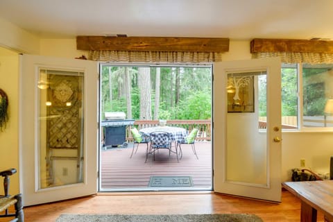 Hot Tub and Fireplace Peaceful Anderson Island Home House in Anderson Island