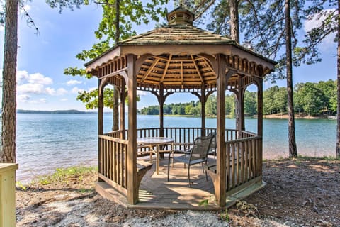 Keowee Keys Home with Mountains View and Lake Access! Apartment in Lake Keowee