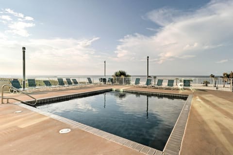 Beachfront Condo with Pool Access in Biloxi! Apartment in Biloxi