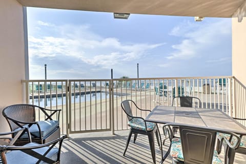 Beachfront Condo with Pool Access in Biloxi! Apartment in Biloxi