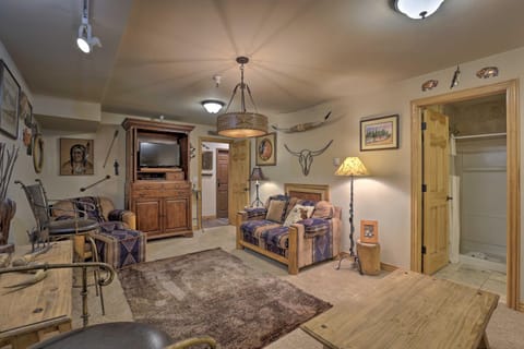 7 Mi to Copper Mtn Condo with Deck and Stunning Views Apartment in Frisco