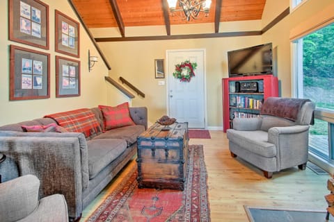 Conway Area Chalet with Mountain Views and Fire Pit! House in Madison