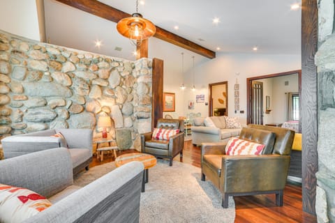 1 Mi to Dtwn! Lakefront Earl Young Charlevoix Home House in Charlevoix