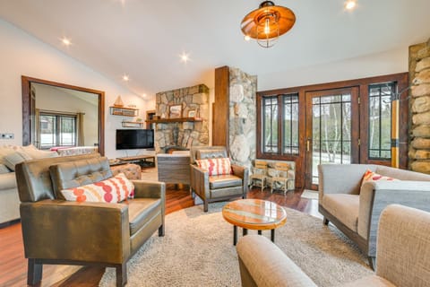 1 Mi to Dtwn! Lakefront Earl Young Charlevoix Home House in Charlevoix