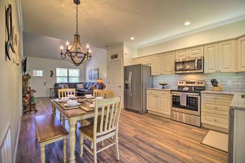 Townsend Condo with Pool, Great Smoky Mountain Views Apartment in Sevier County