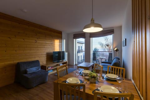 Communal lounge/ TV room, Living room, Food and drinks, Seating area, Dining area