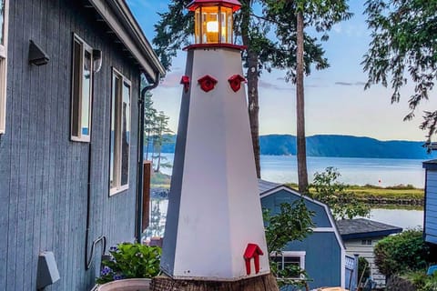 The Lillipad in Lilliwaup Magnificent Waterfront! Villa in Hood Canal
