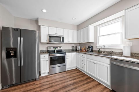 4BR, 3Bath for 11, Near Ark, Plenty of Free Parking House in Williamstown