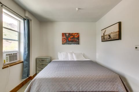 Central Lava Hot Springs Studio with Deck and Views! Apartment in Lava Hot Springs