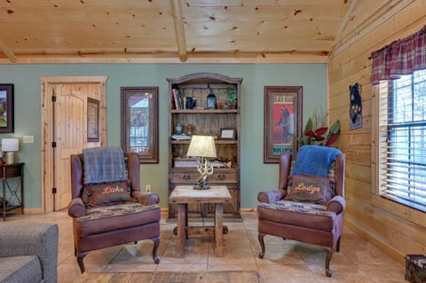 Broken Bow Cabin with Hot Tub and Deck - 4 Mi to Lake! Cabin in Broken Bow