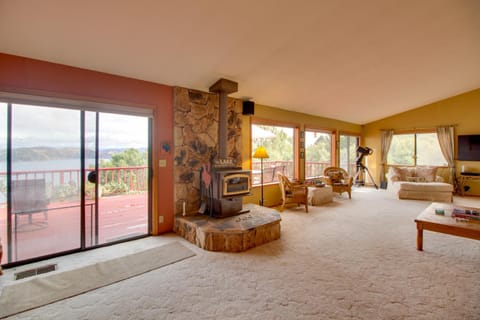 Spacious Kelseyville Home with Large Lakefront Deck! House in Clear Lake