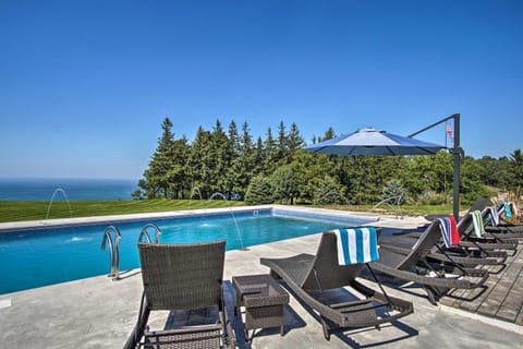 Hot Tub and Sauna! 7-Acre Coastal Michigan Home House in Wisconsin