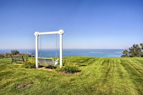 Hot Tub and Sauna! 7-Acre Coastal Michigan Home House in Wisconsin