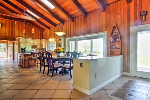 Hot Tub and Sauna! 7-Acre Coastal Michigan Home House in Wisconsin