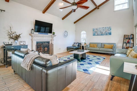 Modern Lake Conroe House with Lakefront Park and Deck! House in Lake Conroe