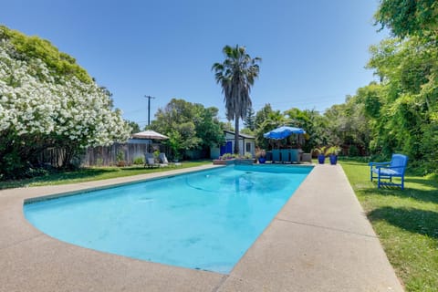 Family Home with Pool about 7 Mi to Downtown Sacramento! House in Arden-Arcade