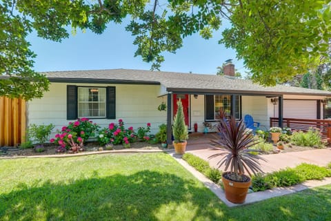 Family Home with Pool about 7 Mi to Downtown Sacramento! House in Arden-Arcade